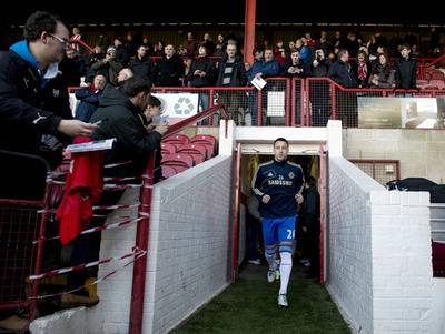 チェルシー、3部チームと引き分け再試合へ FAカップ