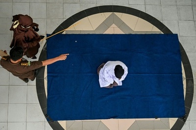 「接近」の男女に公開むち打ち刑 インドネシア・アチェ州