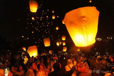 雨の夜空彩る無数のランタン 台湾の伝統行事