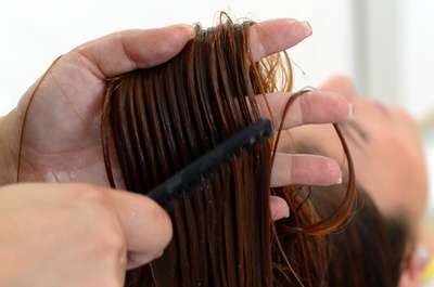 「髪の毛にも巻ける」柔軟性の高い電子チップ、スイスで開発