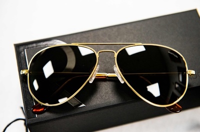 バイデン氏、プーチン氏に米国製パイロット用サングラス贈呈