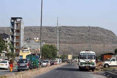 タージマハル超えも近い?! インド「最高」のごみ山、高さ65mに