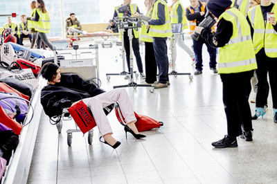 「ロンシャン」シェーン・オリバーとコラボ、カプセルコレクションに注目