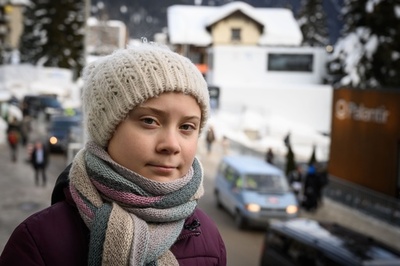 スウェーデンの16歳少女、気候変動対策訴えダボス会議で注目