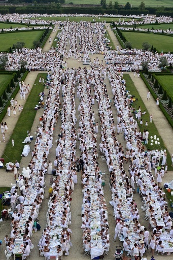 1万4000人の白い集団が屋外ディナー、伊トリノ