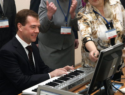 「芸術家」メドベージェフ露大統領、ピアノで「白鳥の湖」を演奏