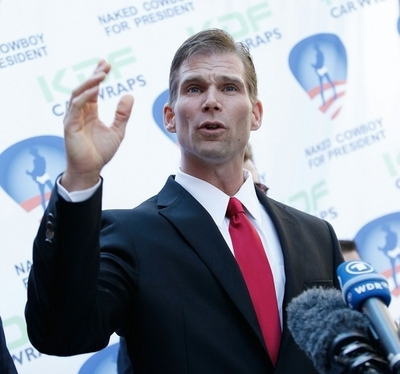 「裸のカウボーイ」 スーツ姿で次期米大統領選に出馬表明