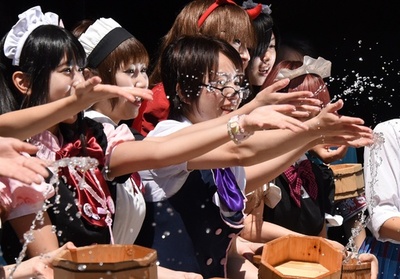 秋葉原で打ち水イベント、メイドさんらが涼お届け
