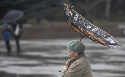 ロシア南部で強風、傘も「おちょこ」に