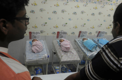 病院職員が賄賂要求、治療遅れ赤ちゃん死亡か インド