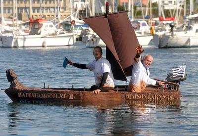 沈没は時間の問題？チョコレート製の船、いざ出航