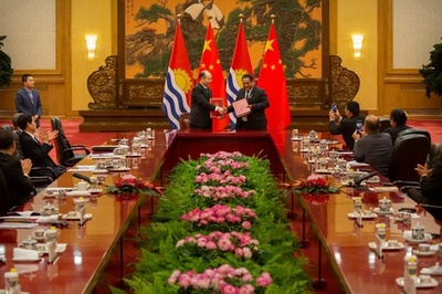 中国大使、キリバス住民らの背中の上を歩く 批判招くも「風習を尊重」と擁護