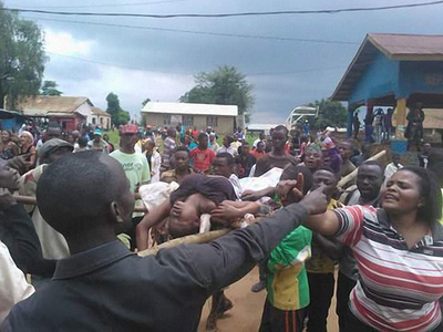 銃声聞いた群衆がパニック状態に、13人死亡 コンゴ