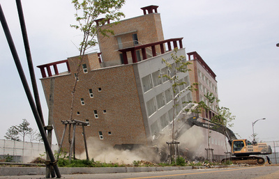 「韓国版ピサの斜塔」が撤去作業中に倒壊、完成前に傾く