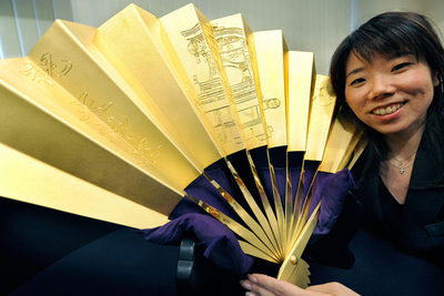 豪華な純金の扇面、重さは7キロ