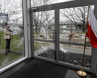 ポーランド首都のイスラム施設で破壊行為、窓ガラスなど割られる