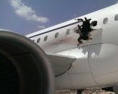 爆発で機体に穴、旅客機が緊急着陸 ソマリア
