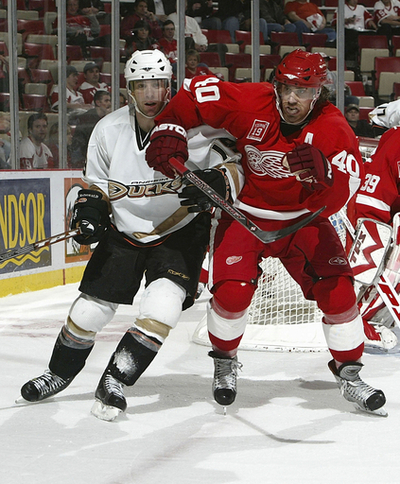 ＜06-07NHL＞レッドウィングス ダックスとの接戦を制し4連勝 - 米国