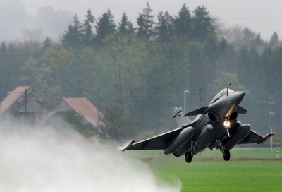 戦闘機ラファール、スイスの空を舞う