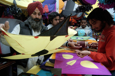 インドの収穫祭「Lohri」に向け、たこ作りが大忙し