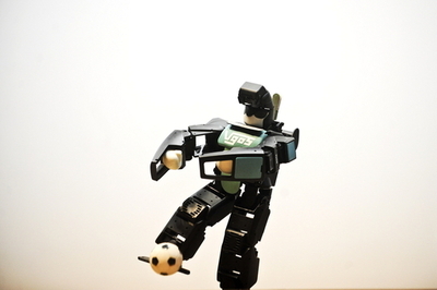 特技はサッカーや相撲、阪大ロボットをペルーで披露