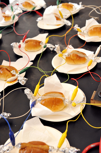 おいしい芸術品、直流電流でホットドッグ