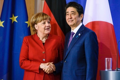 安倍首相とメルケル首相、財政出動めぐり見解一致せず
