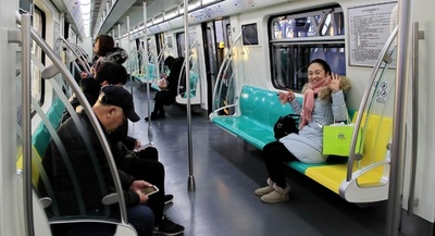 電車内でのマナー違反者はブラックリスト入り 北京、車内での飲食など