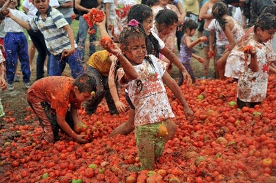 ドロドロぐちゃぐちゃが楽しい！コロンビア恒例トマト投げ祭り