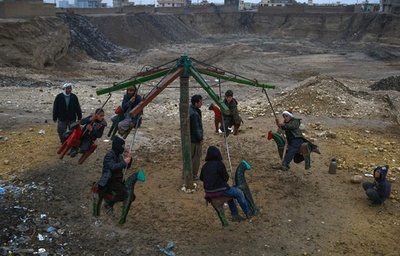 夕方のまき運びに墓地でのサッカー、アフガニスタンの日常