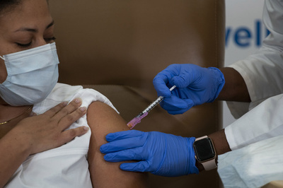 米、100万人超にコロナワクチン接種 年内目標達成には遅れ