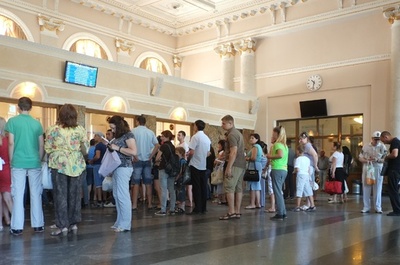 ウクライナ東部、市民が自主避難を開始 軍の空爆を警戒