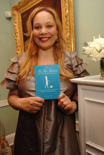 ペットエキスパートのCharlotte Reed 新著書『The Miss Fido Manners Complete Book of Dog Etiquette』をお披露目