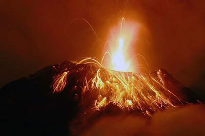 エクアドルのトゥングラウア火山が噴火