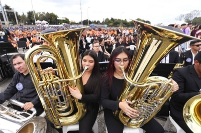 奏者1万6000人超の演奏会でギネスに挑戦 コロンビア