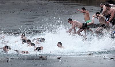 ブルガリアの公現祭、凍れる水の中で健康を願う