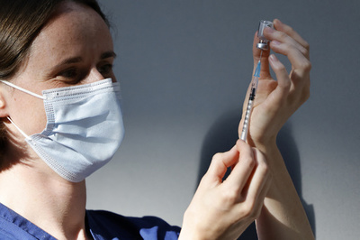 コロナワクチン予防効果、6か月以内に低減 英研究