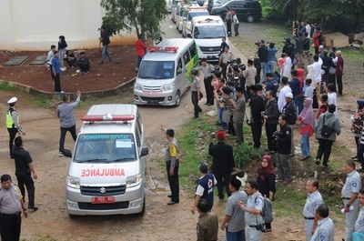 バスがオートバイと衝突、27人死亡 インドネシア