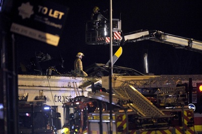 警察のヘリがパブに墜落、負傷者多数 死者の恐れも 英グラスゴー