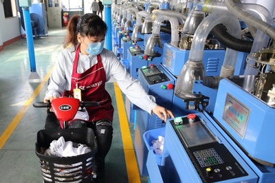 「スマート」靴下工場、社員1人で製造機を120台管理 浙江省