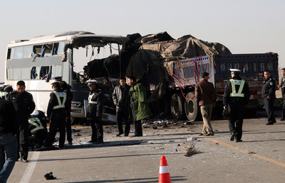 トラックと長距離バス衝突21人死亡、中国ウイグル自治区