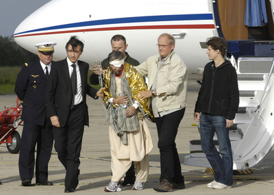 アフガニスタンで拘束されていた仏人男性１人が帰国 - フランス