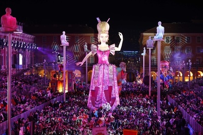 南仏ニース・カーニバル華やかに開幕、テーマは「メディア王」