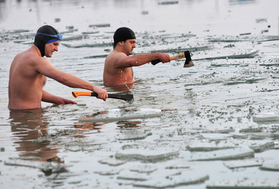 氷張る湖でクリスマス寒中水泳、スロバキア