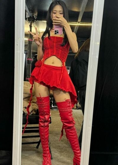 赤のツーピースとロングブーツのTWICEツウィ