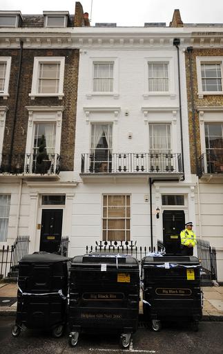 変死のMI6職員、現場から「SMセット」発見？英報道