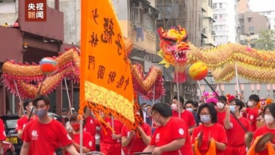 香港市民 竜舞と獅子舞で新年を祝う