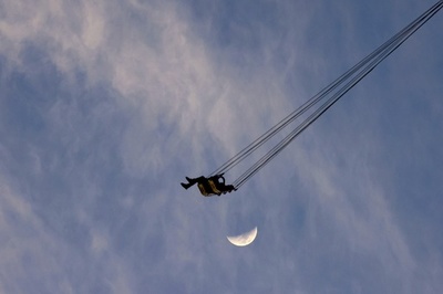 【今日の1枚】月とランデブー、地上140メートル