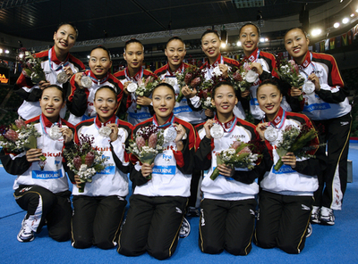 ＜第12回世界水泳選手権＞シンクロナイズドスイミング、日本 フリーコンビネーションを2位で終えて銀メダルを授与される - オーストラリア