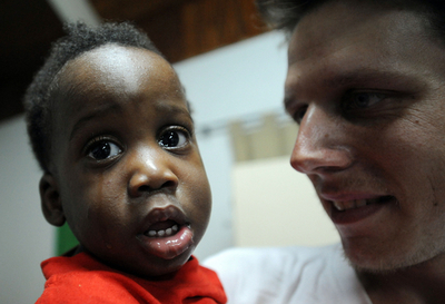 ハイチの震災孤児、養子縁組が加速